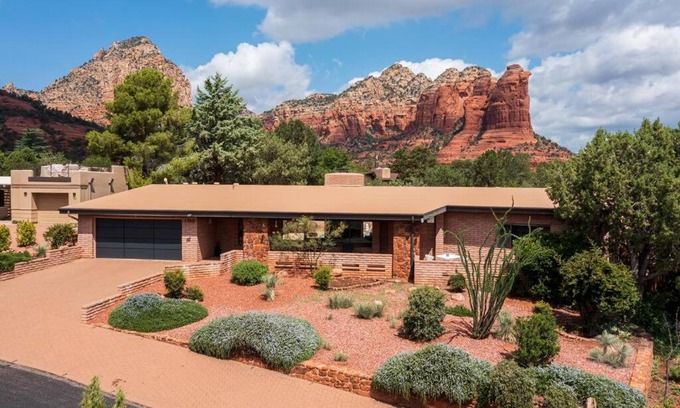 West Sedona House | Jacuzzi, Walk to Trails, Stunning Views, Mid-Century Modern,Pool