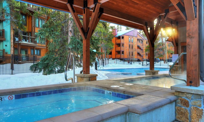 Peak 9 Condo | JAN SALE 5 min to walk to Downtown & Quicksilver lift, Hot Tub/Pool Sleeps 12