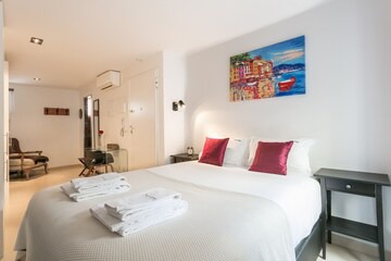 Lisbon Old Town Apartment | Janelas Verdes Lovely Studio I