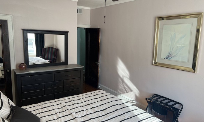 Austin Apartment | JaRes’ Place newly renovated centrally located in the heart of Chicago/Galewood