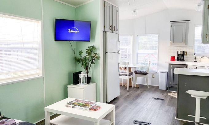 Kissimmee Cottage | Jedi cottage 4 miles from Disney! Mins from universal!