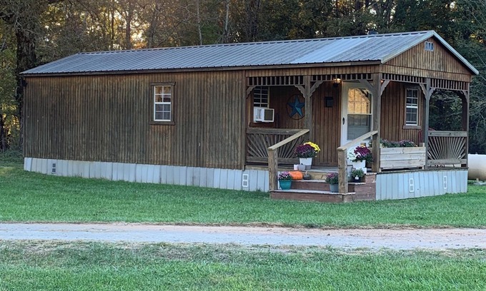 Tracy City Cabin | Joe's Place a cozy cabin with WiFi and AC in charming Tracy City.