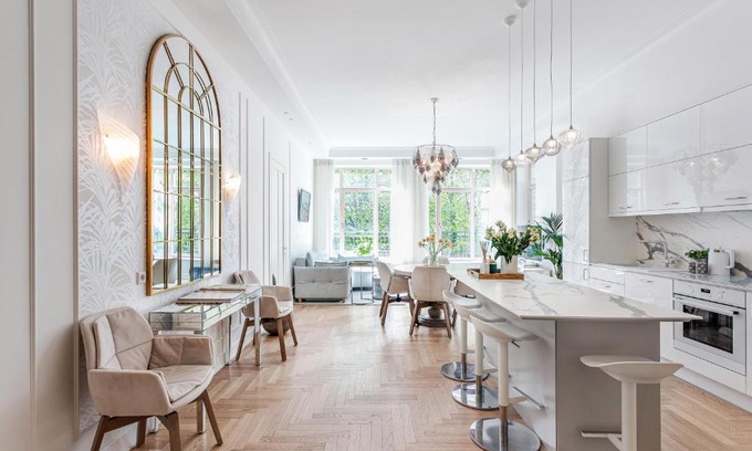 Old Town Apartment | Jogailos Residence peaceful Old Town luxury 3 bdr, 2 bthr, FREE GARAGE, top-speed WIFI