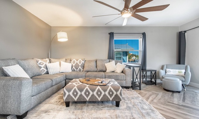 Madeira Beach House | Johns Pass Fisherman's Cove & Cottage