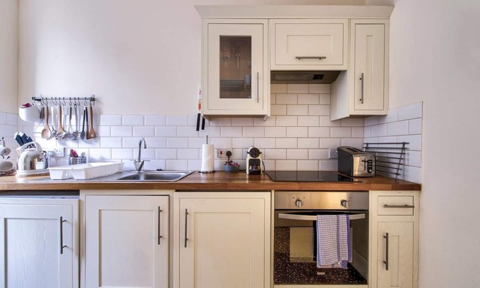 New Town Apartment | JOIVY Perfect Location! - Stylish & Cosy Rose St Apt