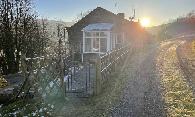 Fremington Cottage | JOYCES COTTAGE, 2 BROWN HILL, pet friendly, with a garden in Reeth