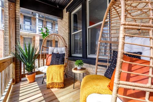 Short North House | Jungle House Columbus Sleeps 8 Convention Center Free Parking - King Beds - Pet Friendly