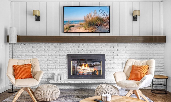 Stevensville House | Juniper Presents: Fire Pit, Deck + Foosball, 1-min to Watermark Brwy