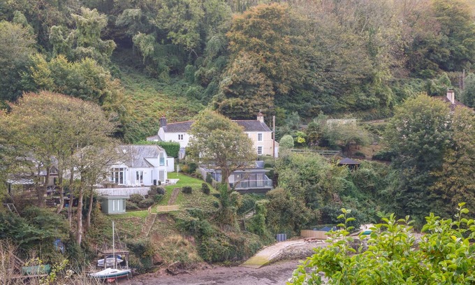 Noss Mayo Cottage | JUNKET COTTAGE, pet friendly, luxury holiday cottage in Noss Mayo