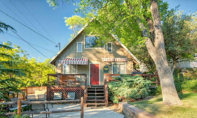 Prescott Ski Chalet | JUST 1 MILE FROM DOWNTOWN SQUARE - HOMEY CABIN NESTLED IN THE PINES