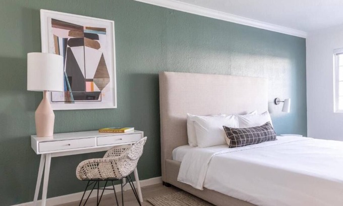 Piedmont Avenue House | Just a brief walk to Kaiser Permanente Oakland Medical Center!