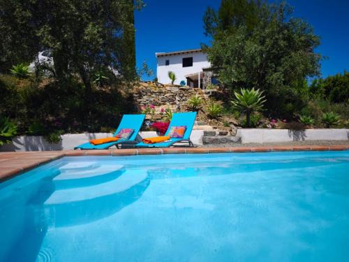 Tolox House | Künstlerhaus Finca Madreselva mit atemberaubenden Weitblick mit Infinitypool, kleinen Teichen und vielen Sitzplätzen in Tolox Malaga im Nationalpark Sierra de las Nieves, ideal für Entspannung, aber auch zum Wandern