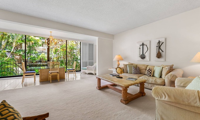 Waialae Iki Condo | Kahala Beachside Villa: Lux Condo w/Pool, Balcony Views & Beach Access
