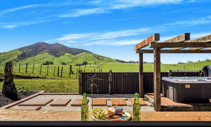 Otorohanga District House | Kakepuku View and Spa Retreat - Te Awamutu
