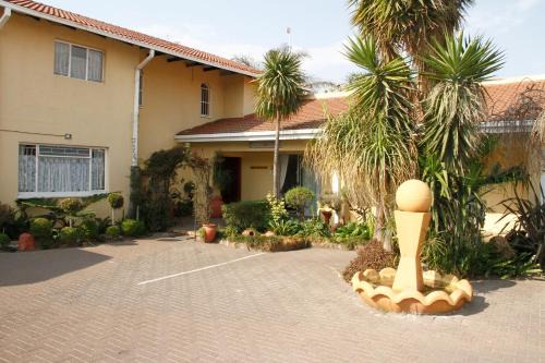 Emalahleni House | Kalahari Guest House