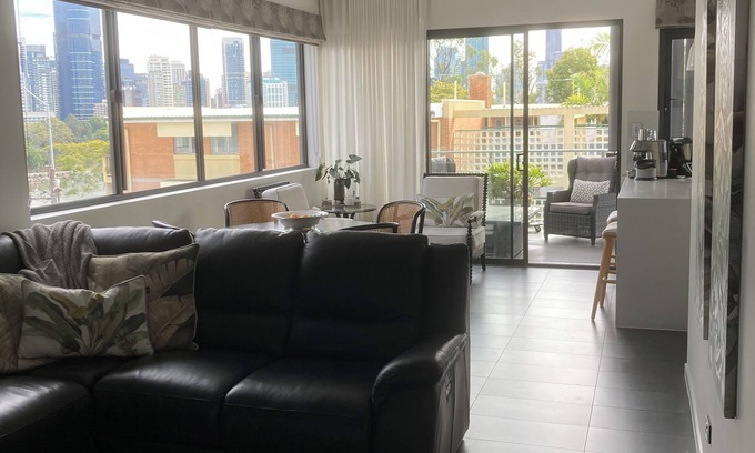 Kangaroo Point Apartment | Kangaroo Cliffs- 2 Bed-2 Bath-1 Secure Car Park-close to everything! n