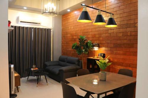 Pasig Apartment | Kapitolyo Prisma Residential Condo TCPH21 - NYC Vibes Penthouse with KTV Pool and Balcony with City View Panorama 5 Min Drive to BGC St Lukes and Ortigas - Staycations by SMS