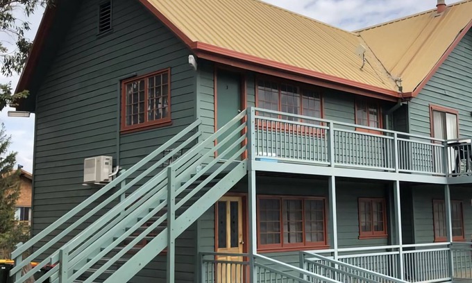 East Jindabyne Apartment | Karoonda Lodge located in Tyrolean Village and has spectacular views over Lake Jindabyne and the Sno