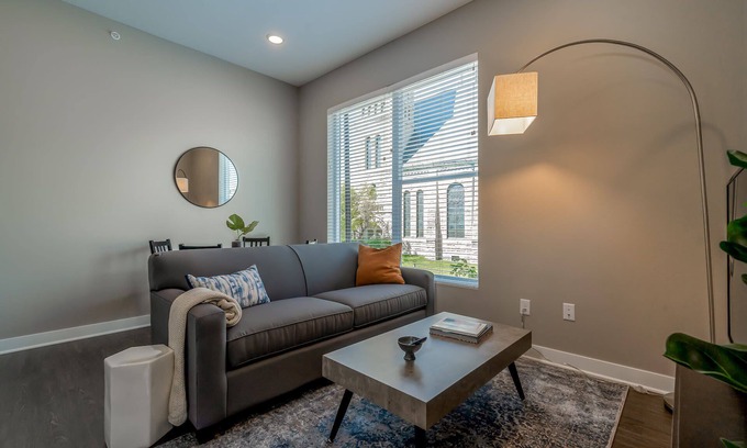 Downtown Des Moines Apartment | Kasa | Classic 1BD + Contactless Check-In | Des Moines