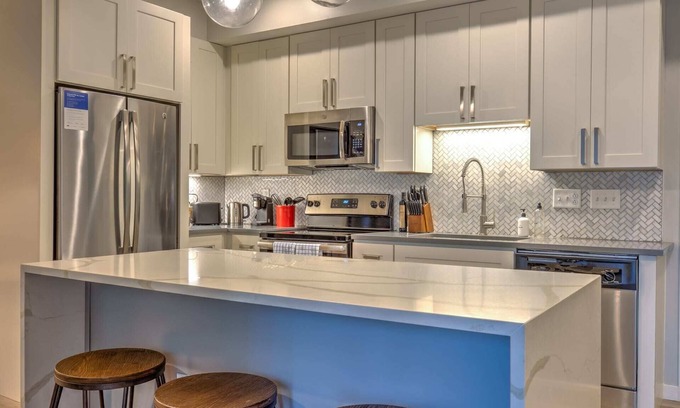 DeBaliviere Place Apartment | Kasa | Welcoming 1BD + Walk to The Zoo | Forest Park