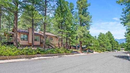 Flagstaff House | Kathys Cabin, King Bed, Hot Tub, Near-NAU & Downtown attractions, Perfect Year-Round Mountain Getaway