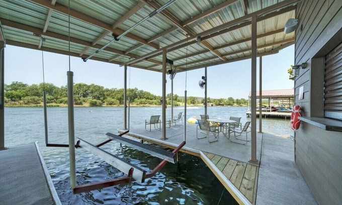 Burnet House | Kayaks, Boat Lift, Ping-Pong, Dog-Friendly