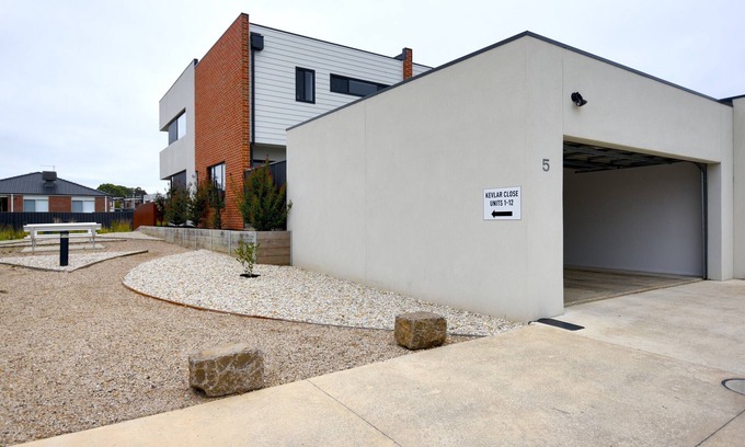 Canadian House | Kaythree - Perfect 3br townhouse close to the centre of Ballarat