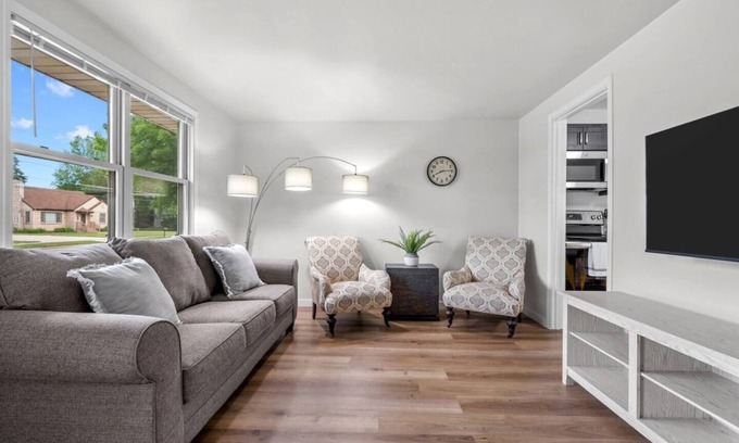 De Pere House | Keep it simple at this peaceful and ceCentrally Located in the heart of E Depere