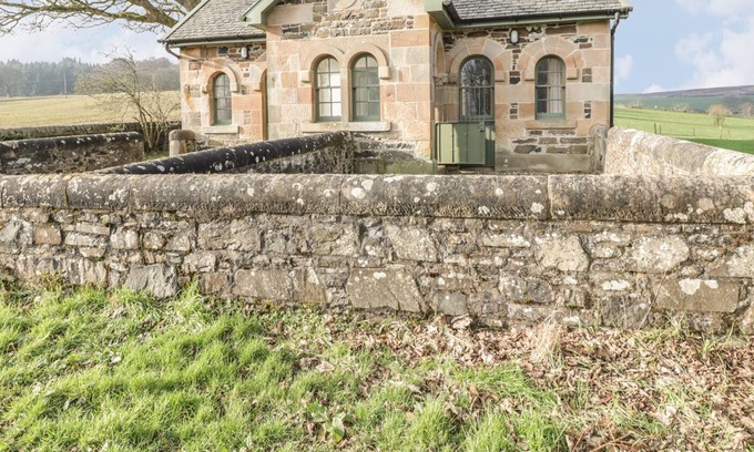 Rothesay Cottage | KENNELS, pet friendly, with open fire in Rothesay, Isle Of Bute