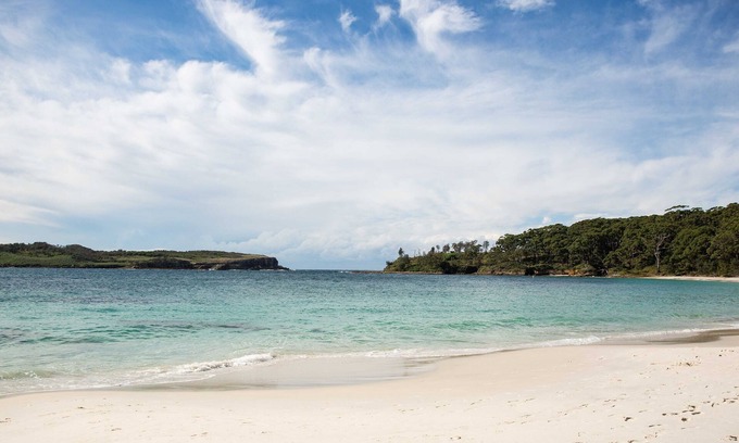 Erowal Bay House | Kenny: Unique Designer Stay: 70s style & new renovation, 5 mins to Hyams Beach