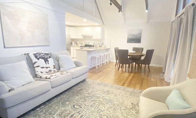 Salem Condo | Keowee Key's Stylish Charm