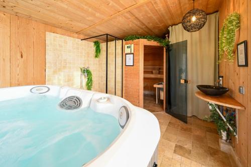 Plourin House | Ker Gana Sauna, jacuzzi, poêle à bois