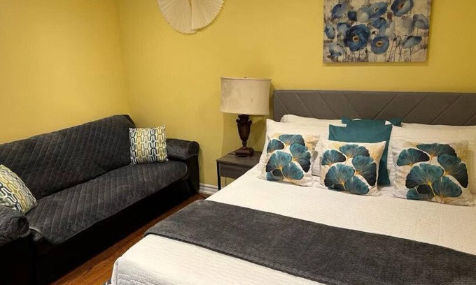 Brampton House | Kerry's Cozy home in welcoming Brampton with WiFi, AC