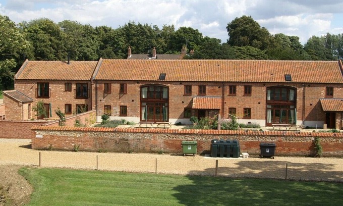 Sculthorpe House | Kestrel Barn, Sleeps 10+2 (5 Bedrooms)