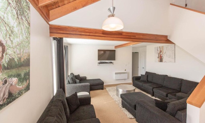 Jindabyne House | Kestrels Rest 116 Gippsland Street