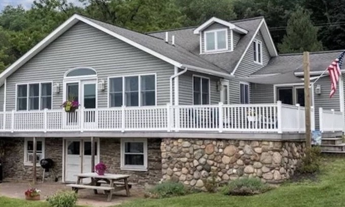 Penn Yan House | Keuka East: Spacious & Comfy