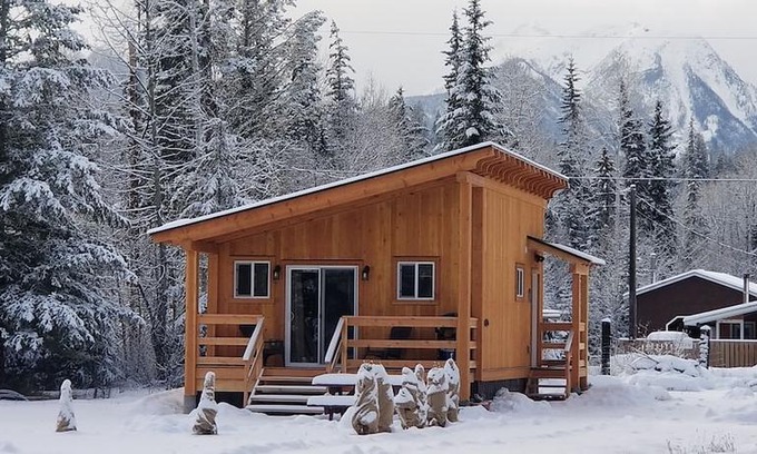 Blaeberry Cabin | Kicking Horse Kabins