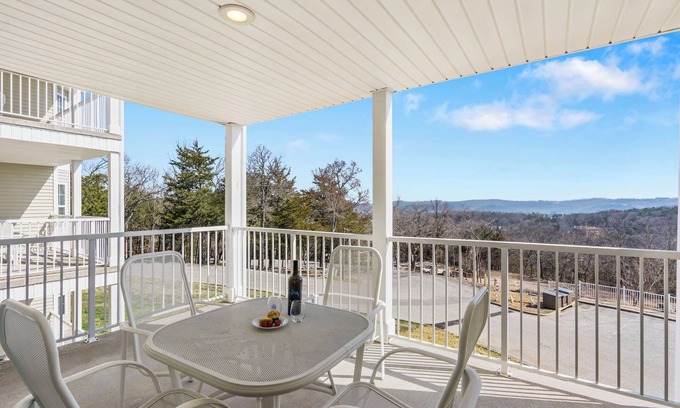 Kimberling City Condo | Kimberling City Condo w Lake Access-Free Attraction Tickets-Cmty Outdoor Pool-Mini Golf