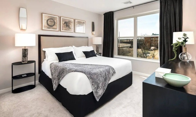 The Hill Apartment | King 1BR W/Parking, Pool & Gym