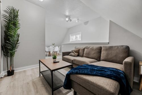 Little Italy Apartment | King Bed 2 TVs Fast Wifi Pet Friendly!