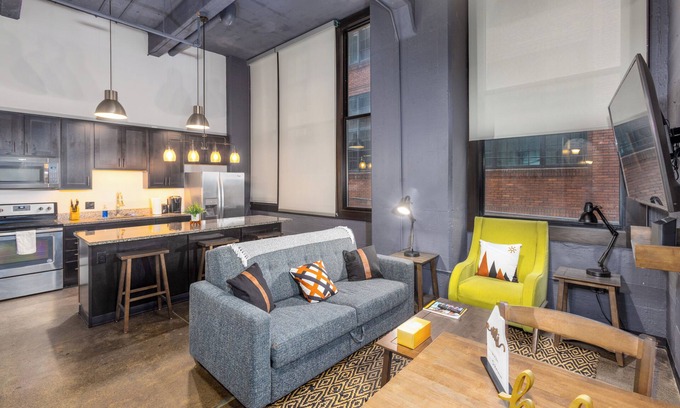 Strip District Apartment | King Bed - Heart of PB - Jaw-Dropping Rooftop+Gym