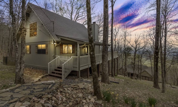 Tate Apartment | King Bed, Mountain Scenes, Hot Tub, Pet Friendly