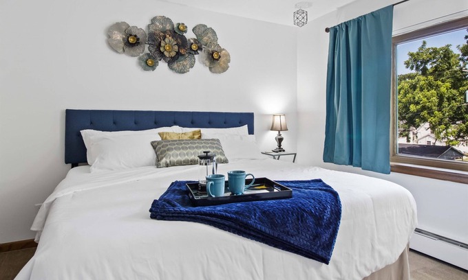 Wauwatosa Apartment | King Bed - Near Froedtert - FAST WiFi