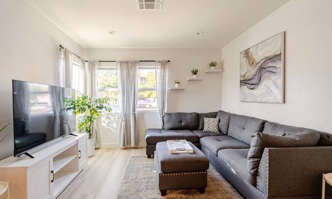 Burbank Apartment | King Bed Near Universal Studios | In-Unit W/D 2004