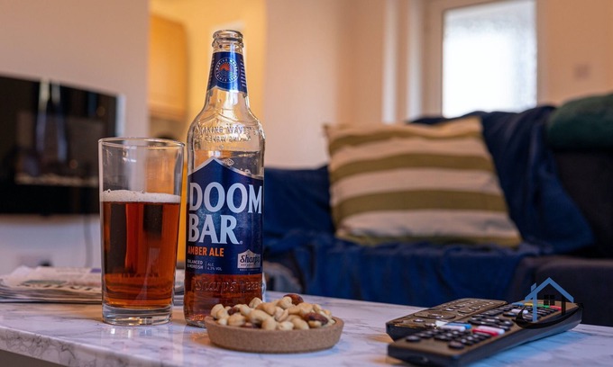 Wootton House | King bed, parkingx2, workspace, wifi, corporates.