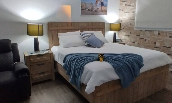 Taroomball Apartment | King bed, Recliner and Private. 1.4km to Lammermoor beach. AC and Starlink wifi