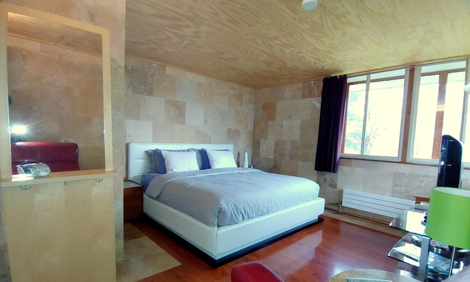 Spring Green Hotel | King Bed - Signature Style