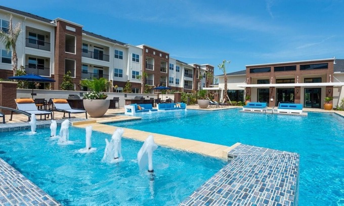 Southeast Houston Apartment | King Bed w/ Pool View 10 mins from Hobby Airport