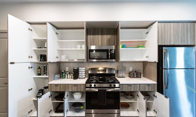 Camarillo Apartment | King Bed 👑 WiFi TVs 📺 W/D 🧺 Full Kitchen