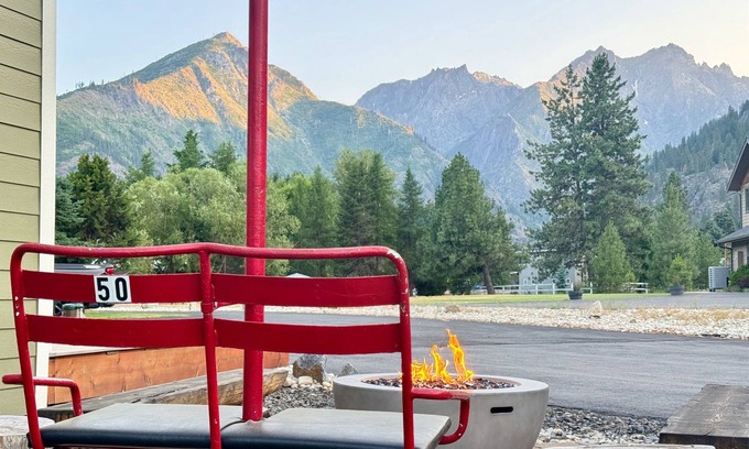 Leavenworth Ski Chalet | King Beds Hot Tub Views Fire Pit Fast WiFi
